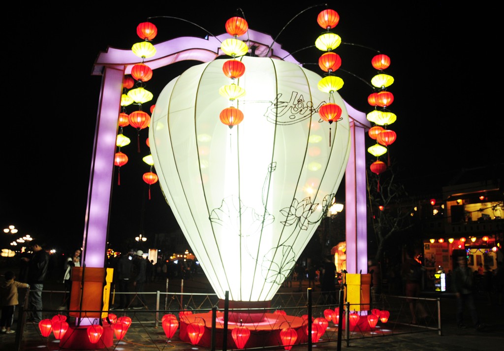 [-]Phố[-]cổ[-]Hội[-]An[-]bừng[-]sáng[-]chờ[-]đón[-]năm[-]mới